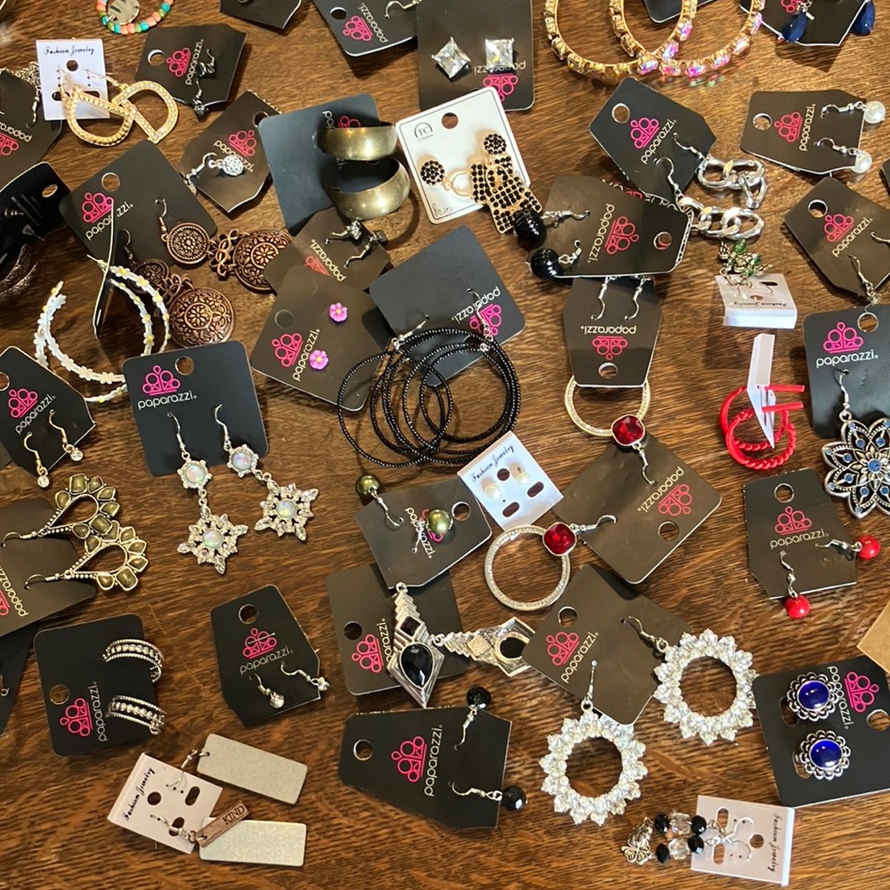 Big lot of 100 pairs of ladies, assorted earrings, beautiful jewelry
